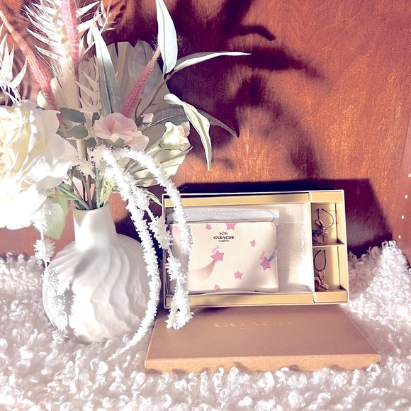 Coach Boxed Corner Zip Wristlet With NWT
Disco Star Print - Picture 2 of 7